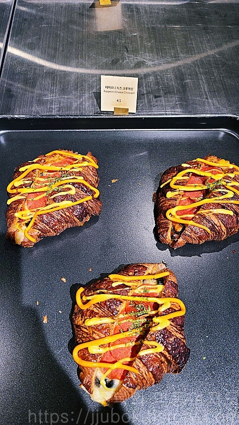 코스모40-베이커리-페퍼로니-치즈-크로와상