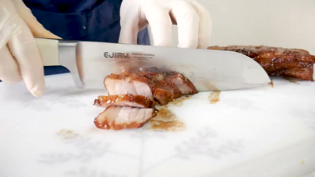 통삼겹살을 써는 장면