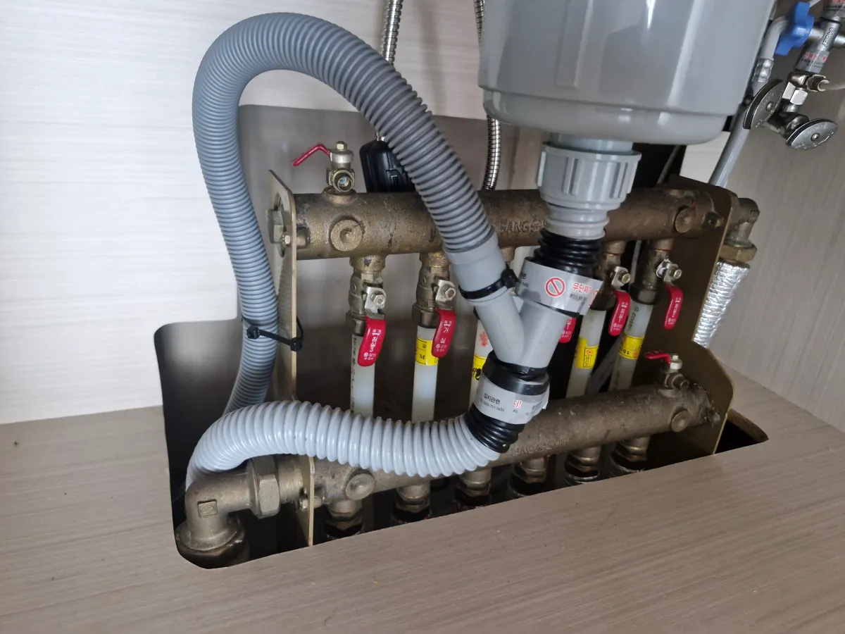 싱크대와-연결되어-있는-온수분배기