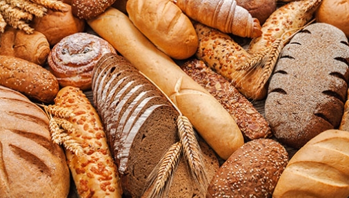 바삭한 돈가스 튀김이 접시에 플레이팅 되어 있습니다.