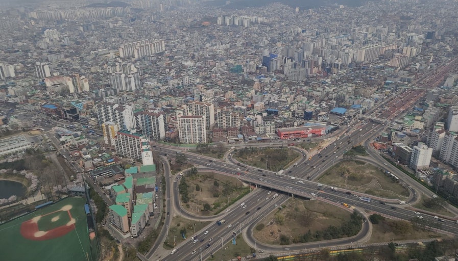 하늘에서 서울시를 내려다본 이미지를 표현