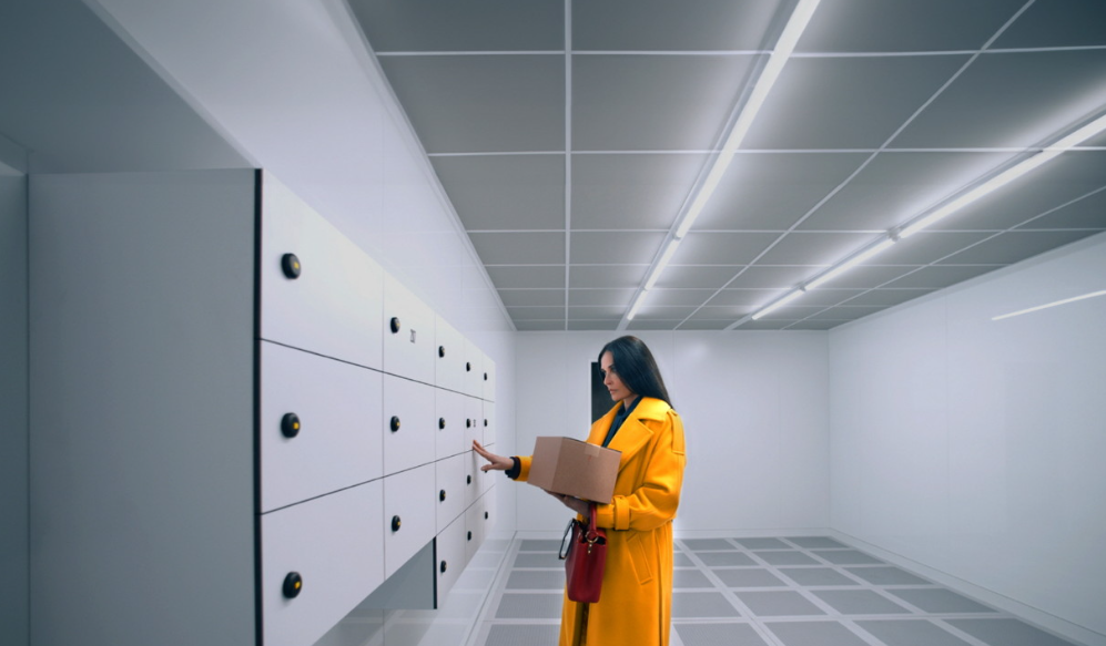 영화 서브스턴스 서브스턴스 체험을 결정하고 물건을 찾으러가는 엘리자베스