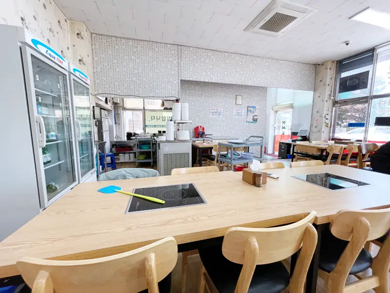 삼계탕집 내부 테이블 모습