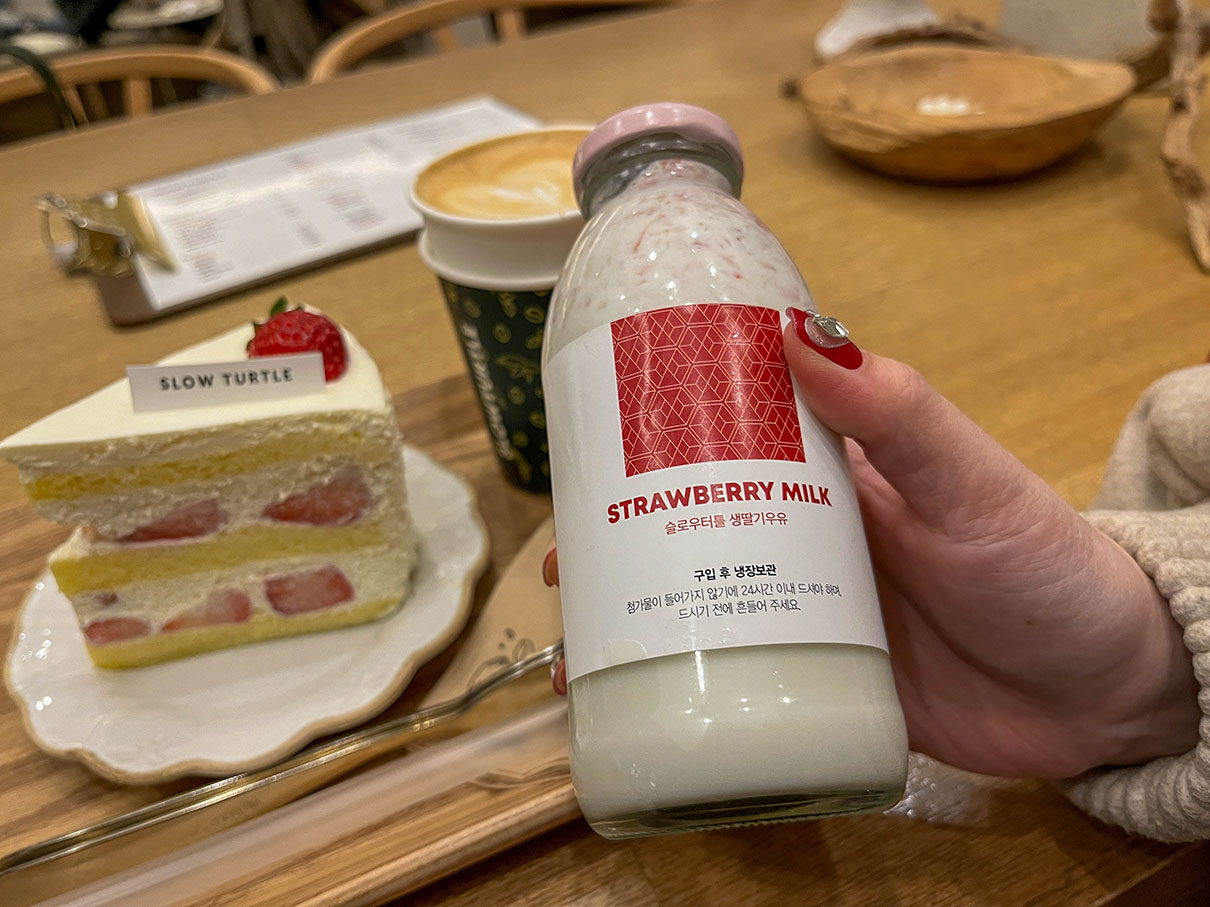 슬로우터틀 동성로점 생딸기우유