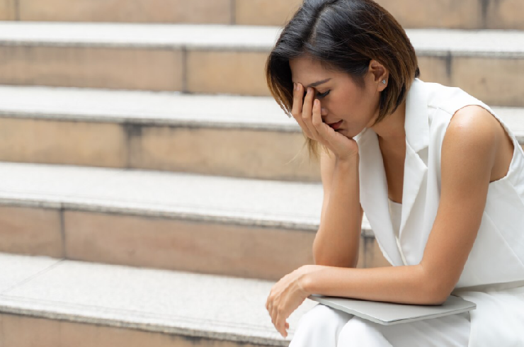 두통을 느끼는 여자