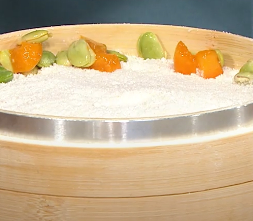 한국의 떡 종류 살구떡-반죽을 골고루 깔아준다.