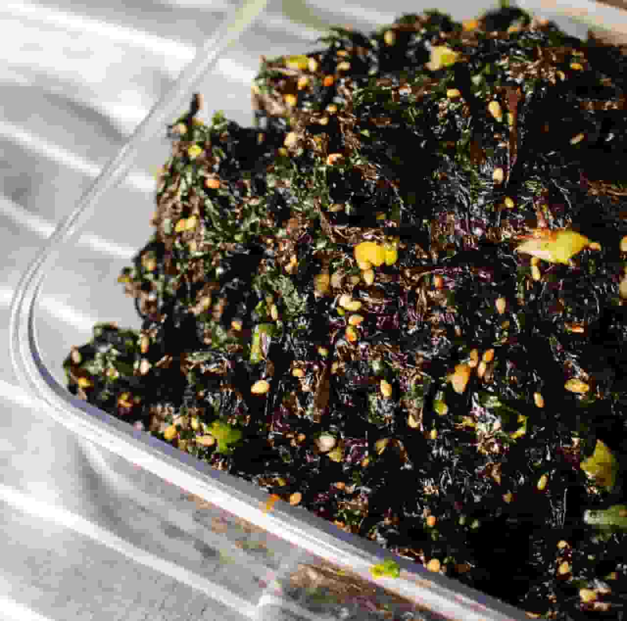 유리 용기에 담긴 김무침. 잘게 찢은 구운 김에 참기름과 간장 양념이 고루 배어 있으며, 고소한 볶은 참깨가 뿌려진 전통 한식 반찬 모습