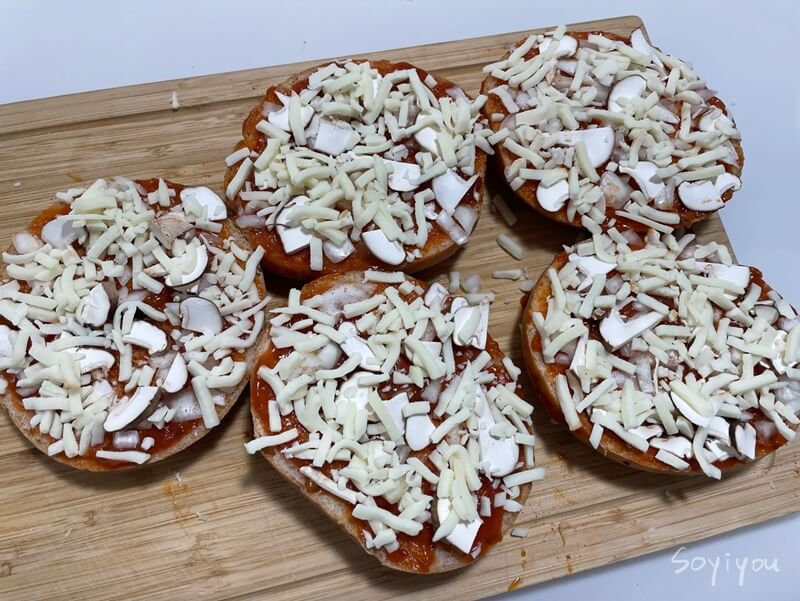 모차렐라-치즈-뿌리기