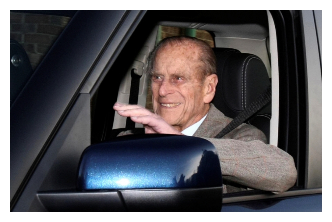 65세 이상 고령 운전자 운전면허 반납 안내 현수막과 교통카드 지원 정책