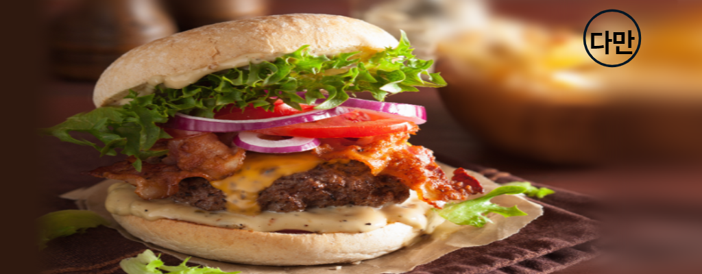 먹음직스럽게-놓여있는-햄버거-사진