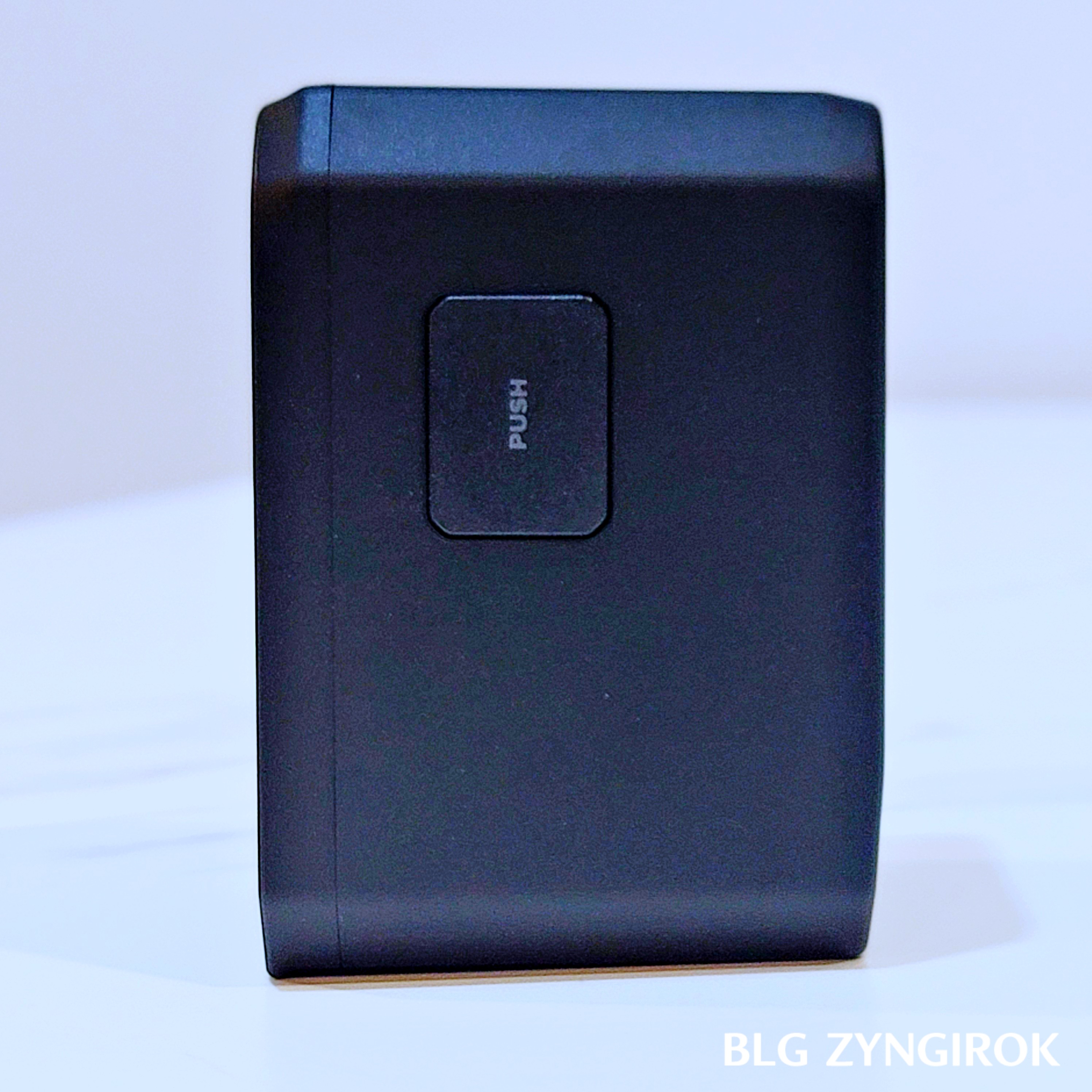 슈피겐 여행용 어댑터 - 옆면 모습이다.