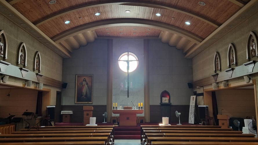 연무성당 성전 안 십자고상, 감실, 제대, 제단, 십자가의 길 사진입니다.