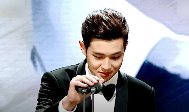 마이크에 부딪힌 최우식