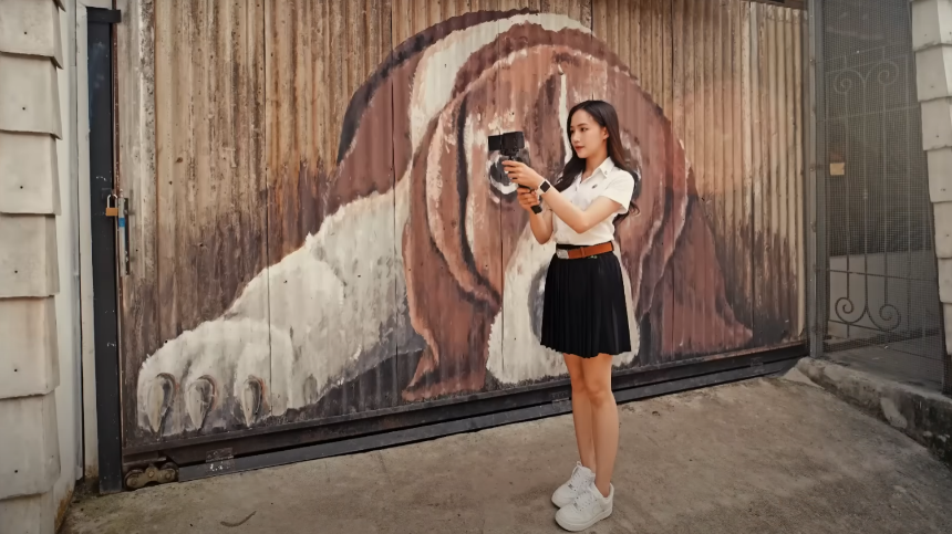 멍멍이 그림 앞에서 사진찍는 남어이