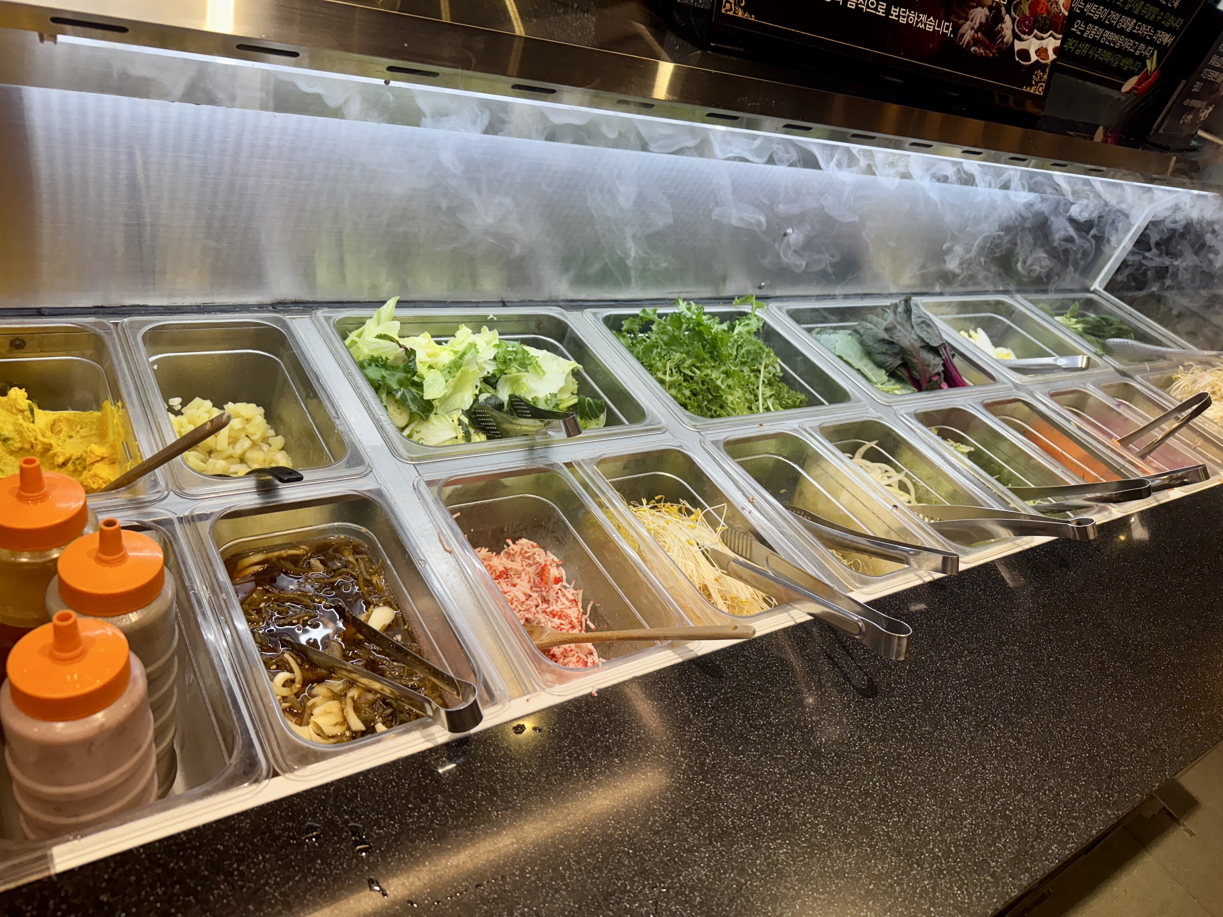 다양한 월남쌈 채소와 재료들이 정갈하게 놓인 샐러드바