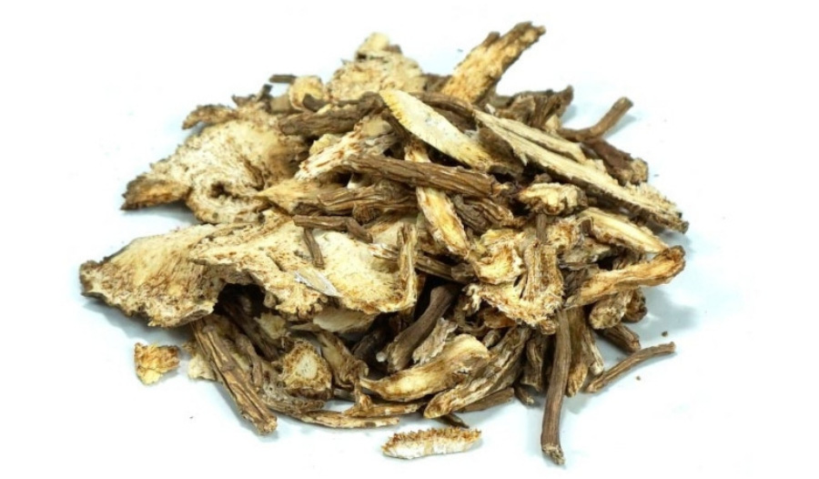 야생에서 채취를 한 강활을 깨끗하게 세척한 후에 건조시킨 것을 편으로 썰어서 하얀 바닥 위에 수북하게 놓아두고 찍은 사진