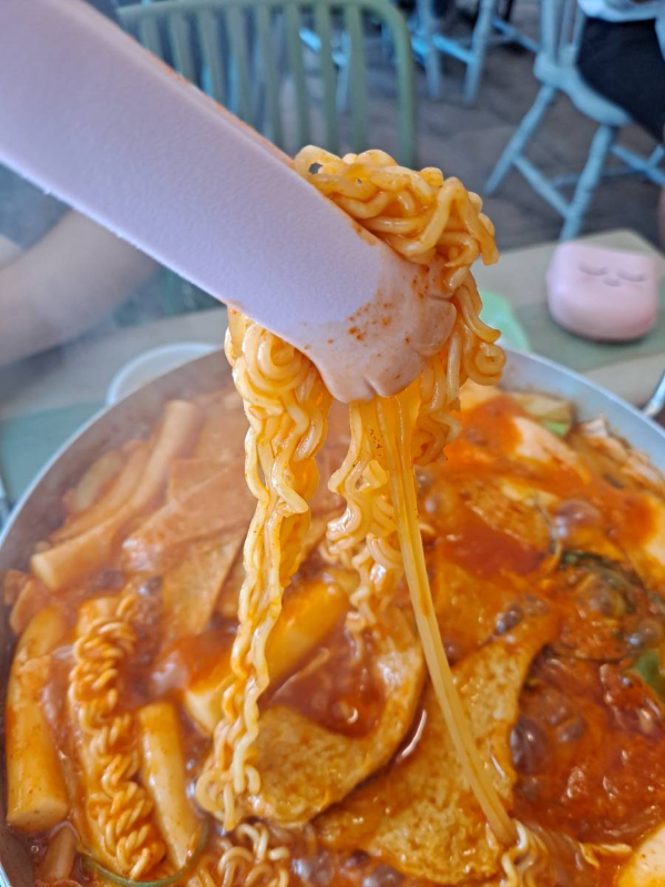 빨강떡볶이 라면 먹다