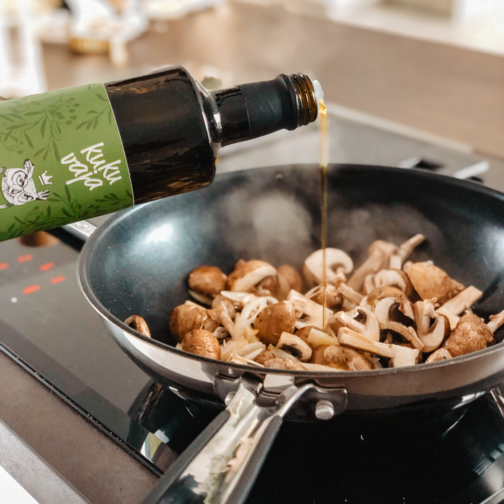 양송이버섯-조각들이-담긴-팬에-그리스산-올리브오일을-붓고-있는-사진