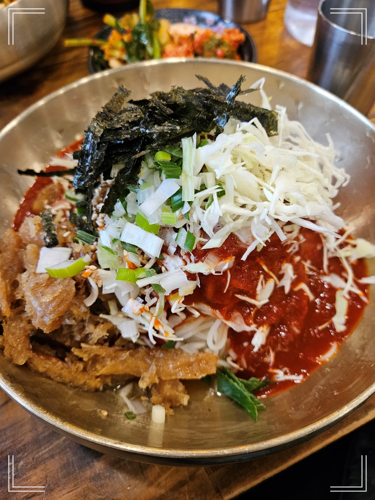 황태비빔국수-양념장-수북한 양배추-황태무침