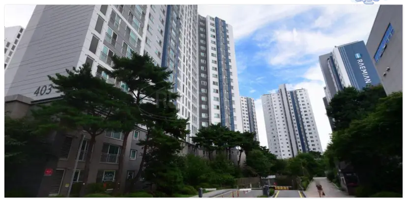 래미안위브-동대문-래미안위브-대단지-도로-자동차-하늘-나무