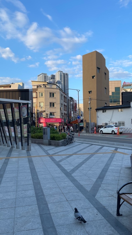 주차장 건물 출구에서 보이는 시장 풍경