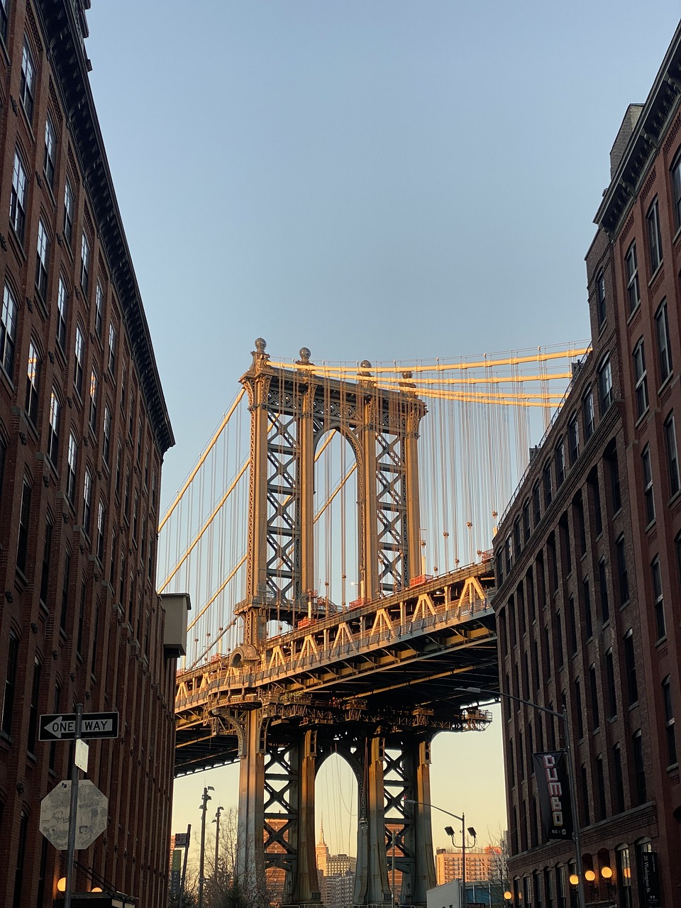 뉴욕 브루클린 다리가 보이는 골목 사진