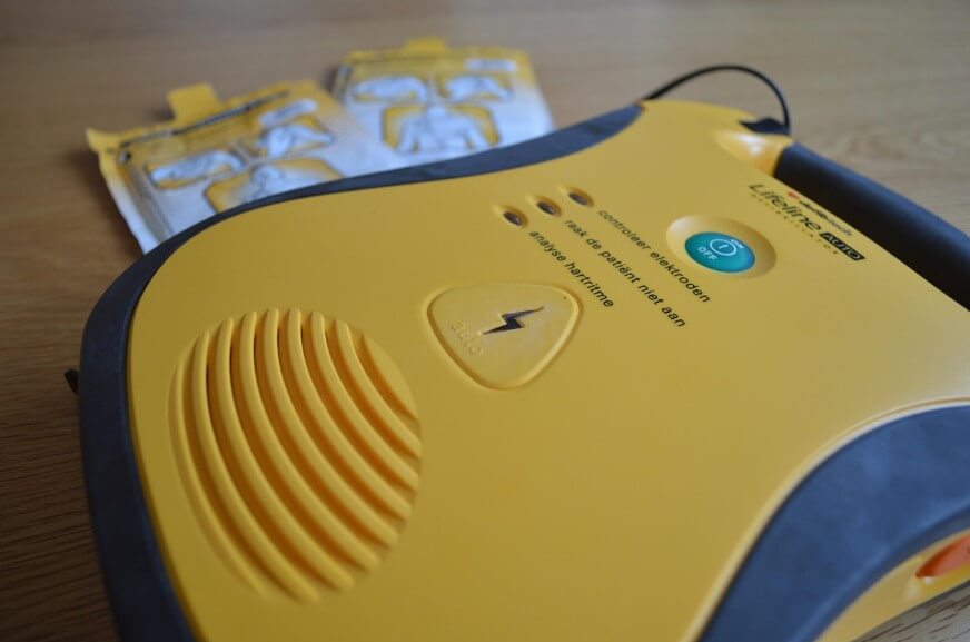 노란색 반자동 제세동기