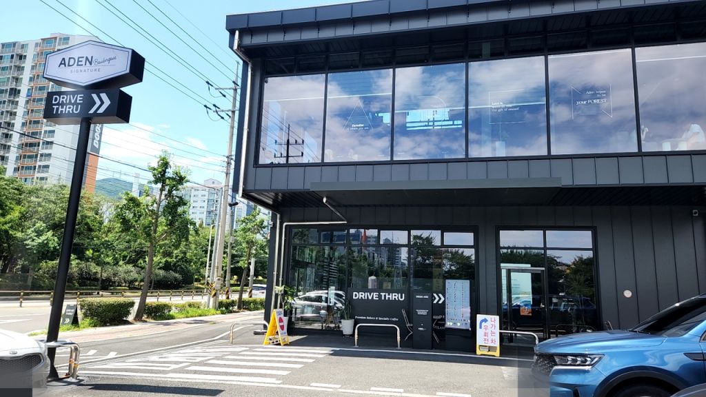 매장 입구 주차장