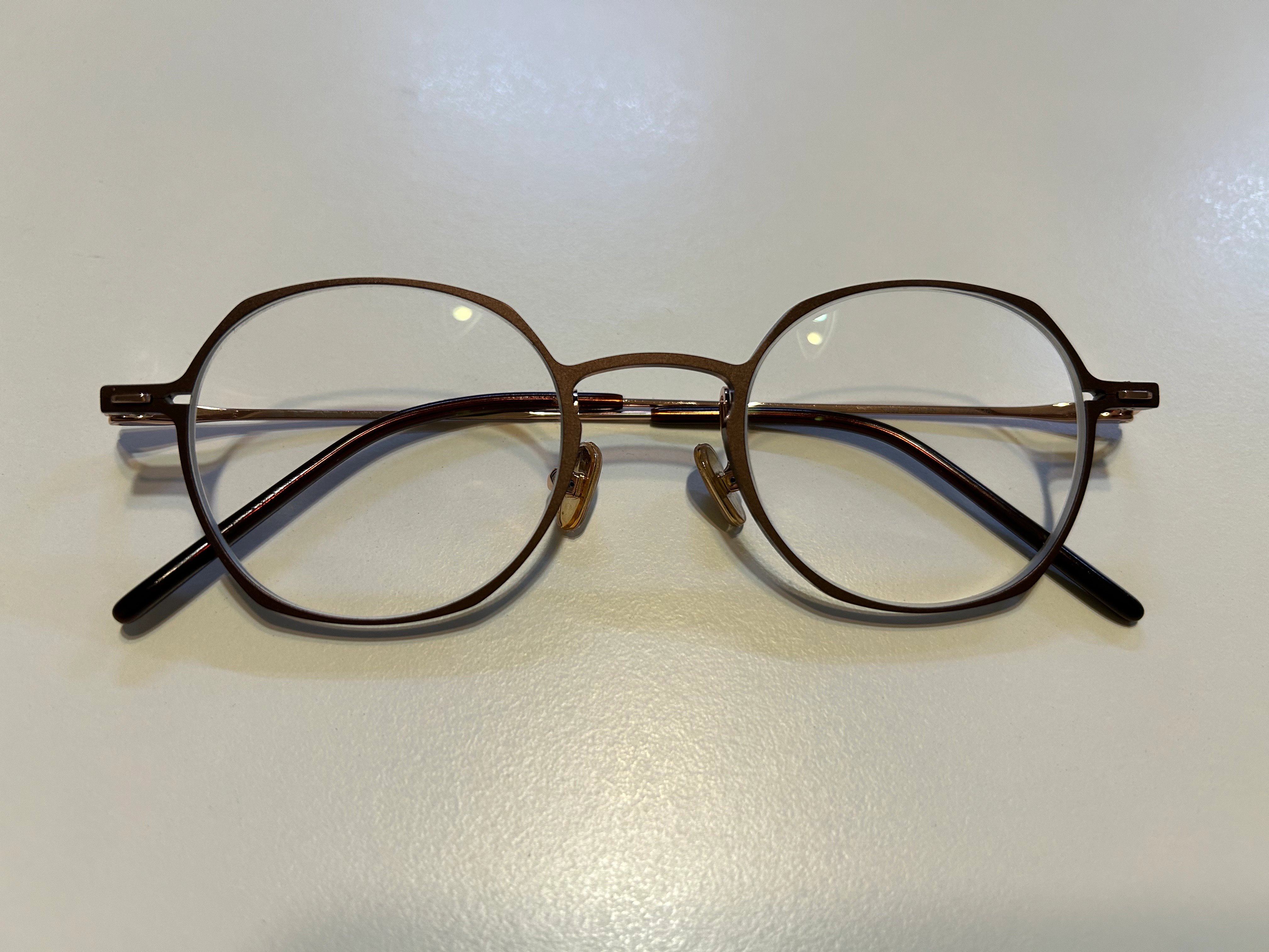 새로 맞춘 안경을 볼 수 있는 이미지입니다.