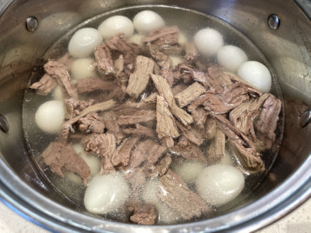 육수&amp;#44; 배즙&amp;#44; 고기&amp;#44; 메추리알 중불로 가열