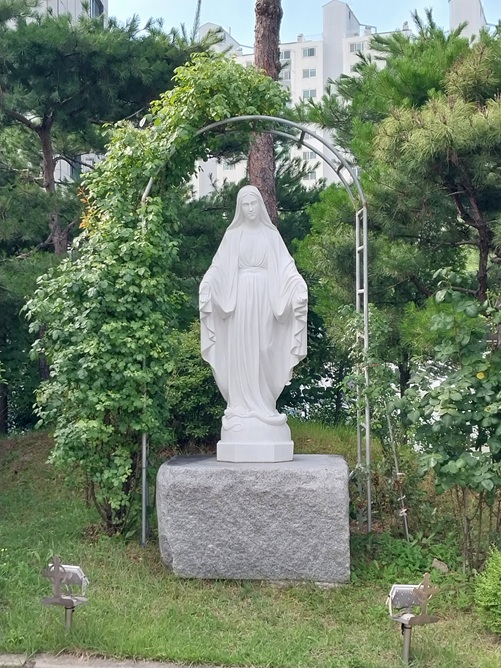 서청주성당 성모상