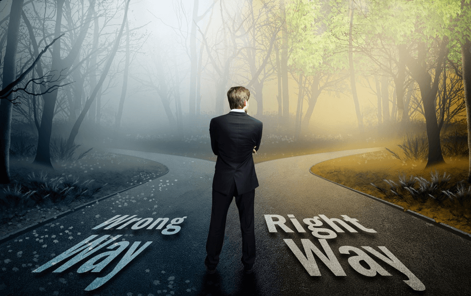 한남자가-두갈래-길을보면서-어느길로-가야할지-고민하고있다