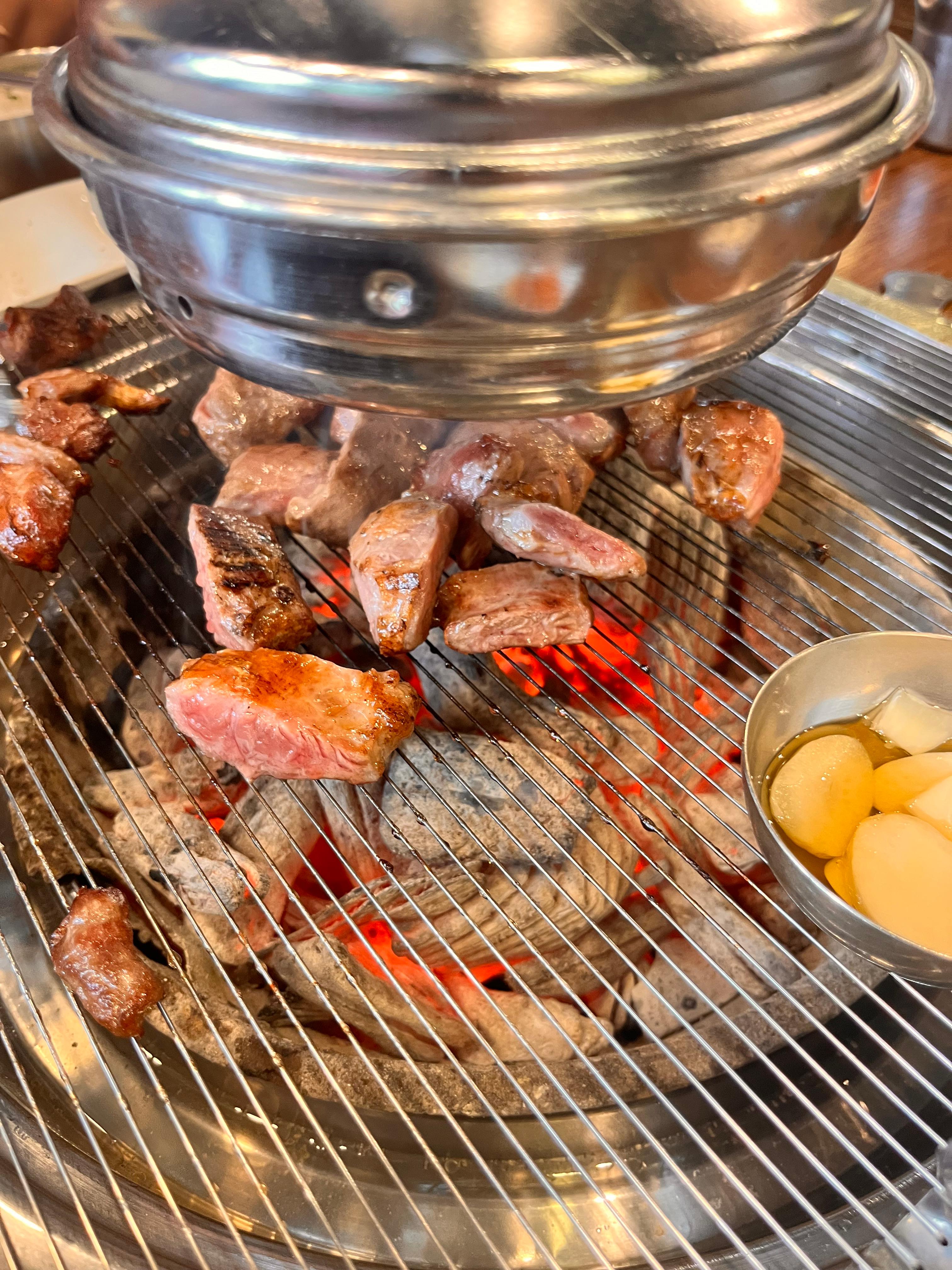 꿀꿀돼지농장 갈매기살 굽는 장면