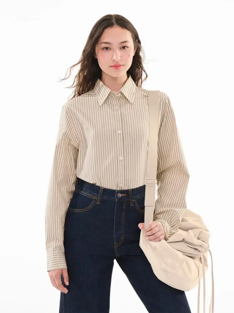 오버핏 셔츠와 청바지&#44; 그리고 드로스트링 숄더백