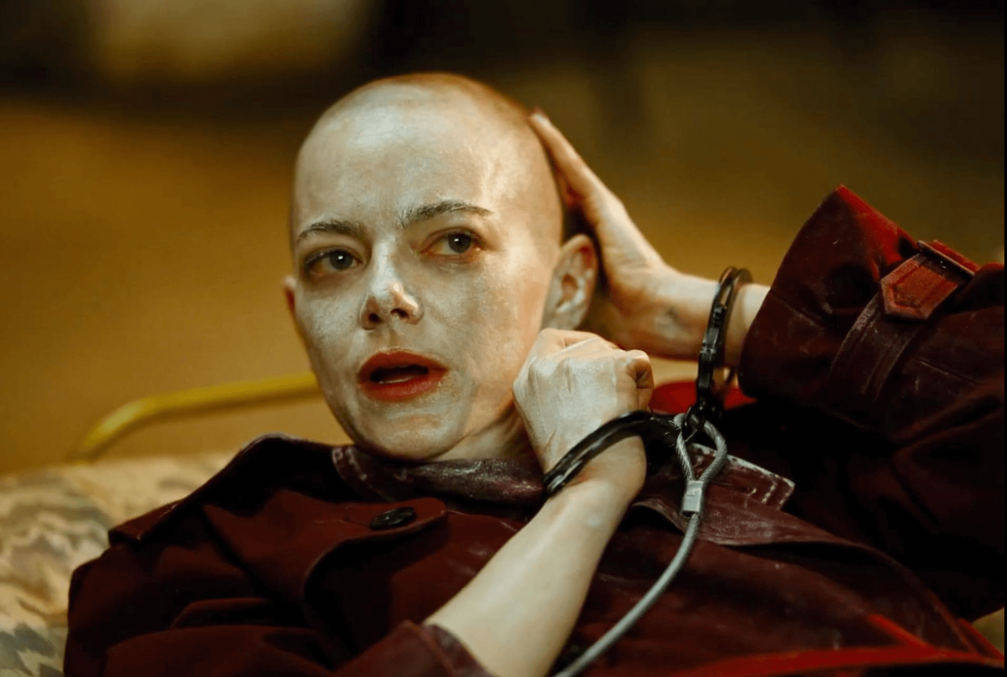 납치 된 미셸의 머리가 삭발된 채 온 몸에는 연고를 바르고 손에는 수갑이 채워진 모습