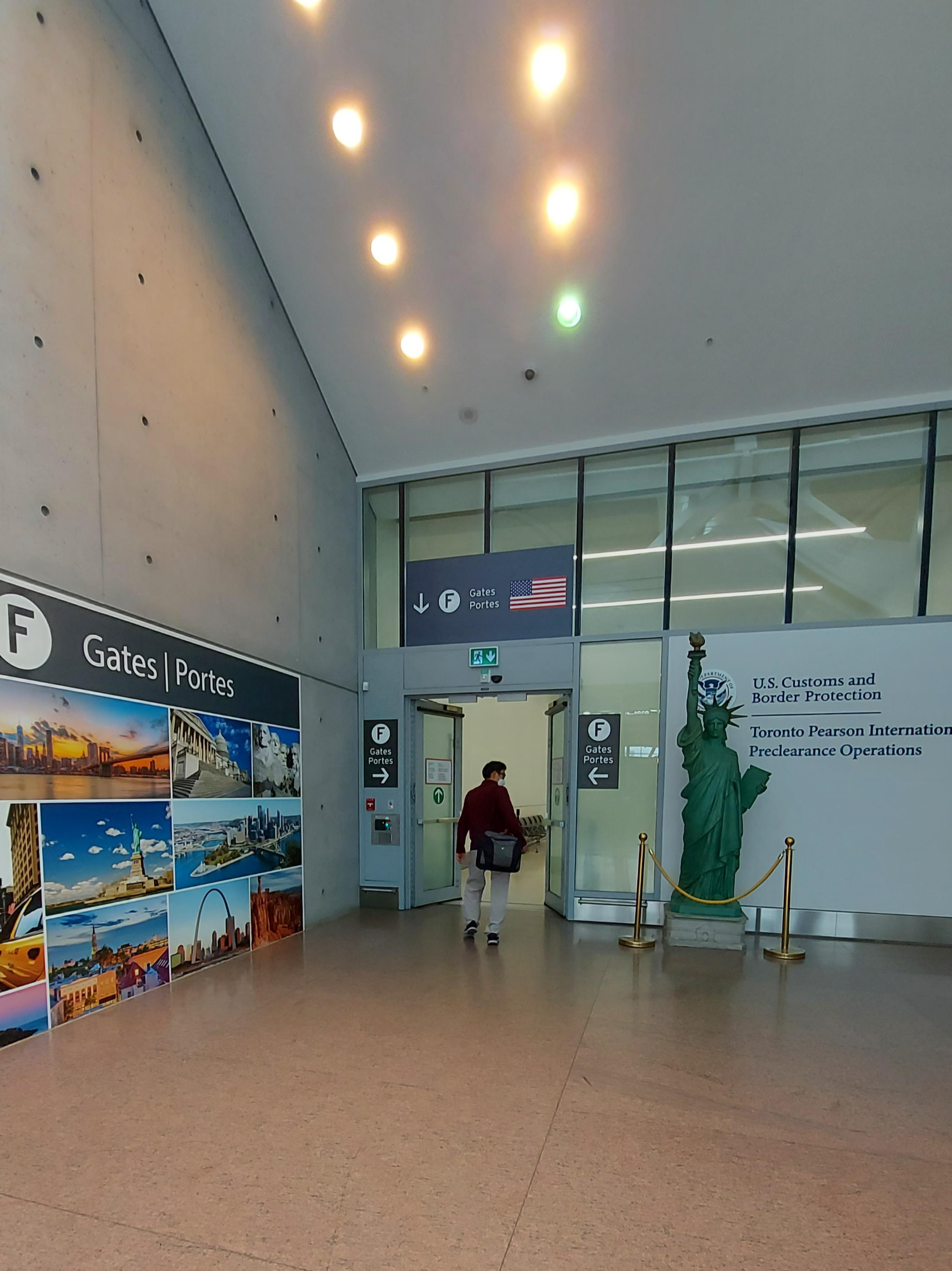 유리문으로 된 입구