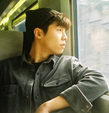 송덕호-창-밖을-보는-사진