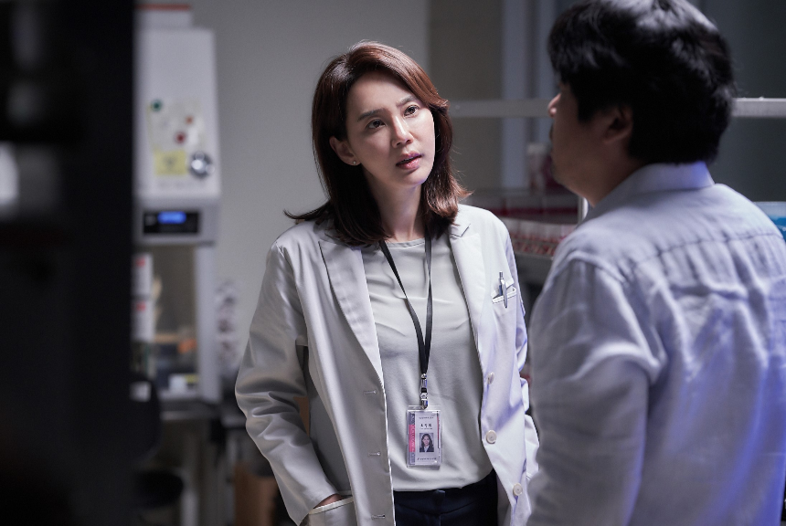 2025 영화 &amp;#39;바이러스&amp;#39; 리뷰 : 감염되면 사랑에 빠지는 독특한 로맨스