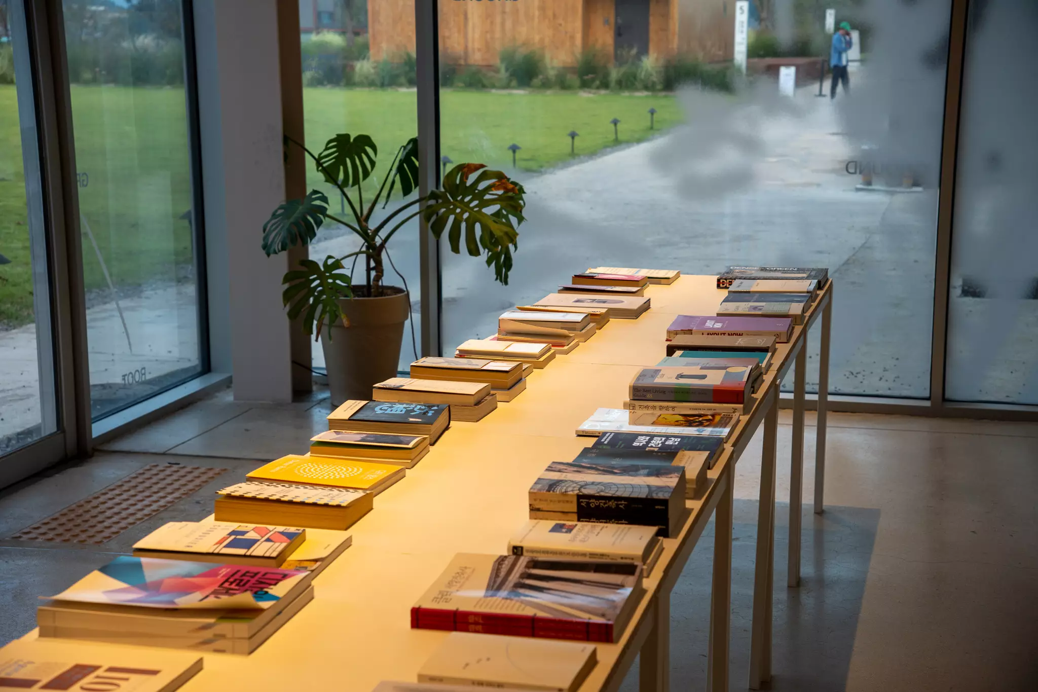 뤁스퀘어-북갤러리-책