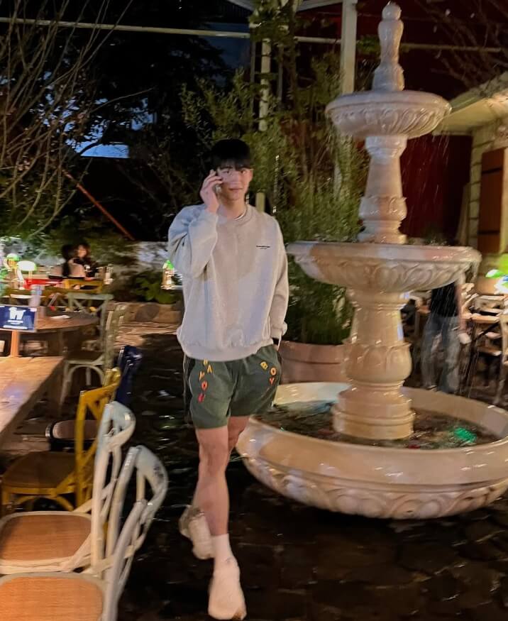 전화통화를하고있는-남성의모습