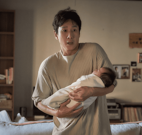 아기를-안고-있는-현수