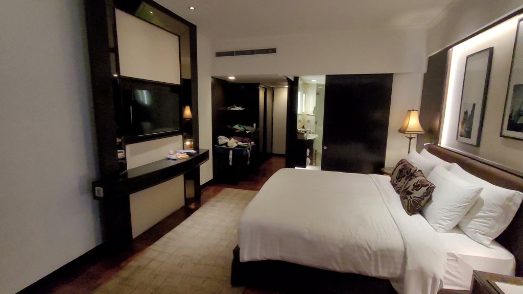 넓은 침실과 침대 공간