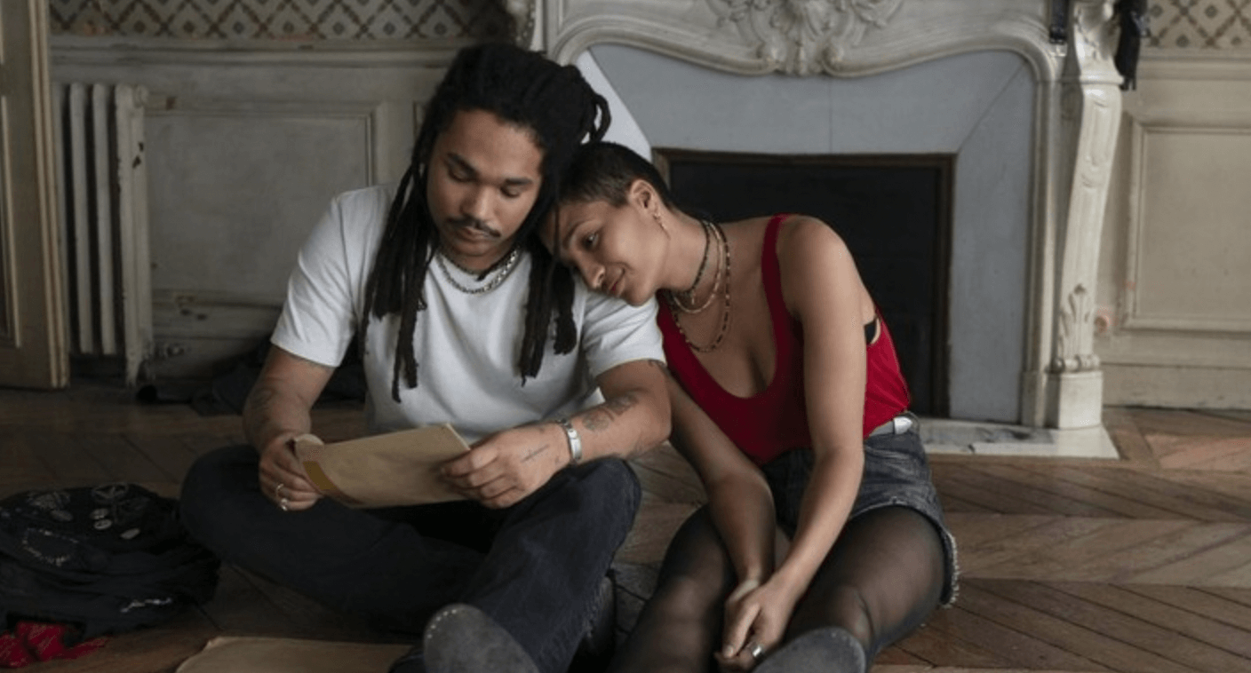 돌아가신 부모님의 유품을 함께 보며 슬픔을 공유하는 쌍둥이 남매