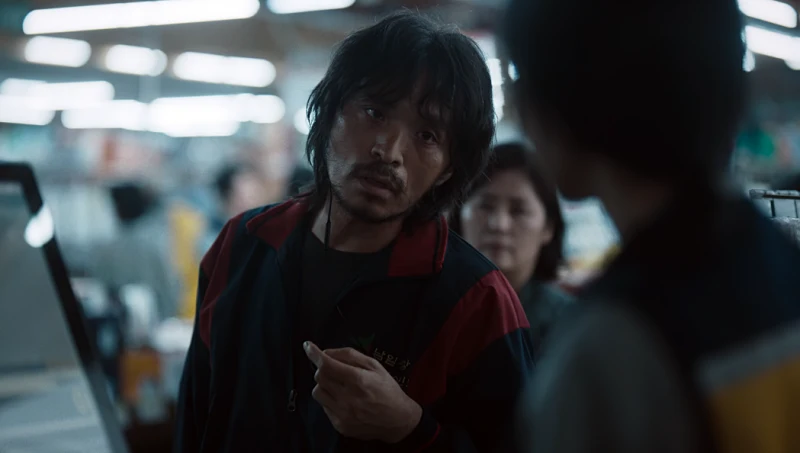 넷플릭스 기생수: 더 그레이에서 마트 진상 손님 역을 맡은 배우입니다.