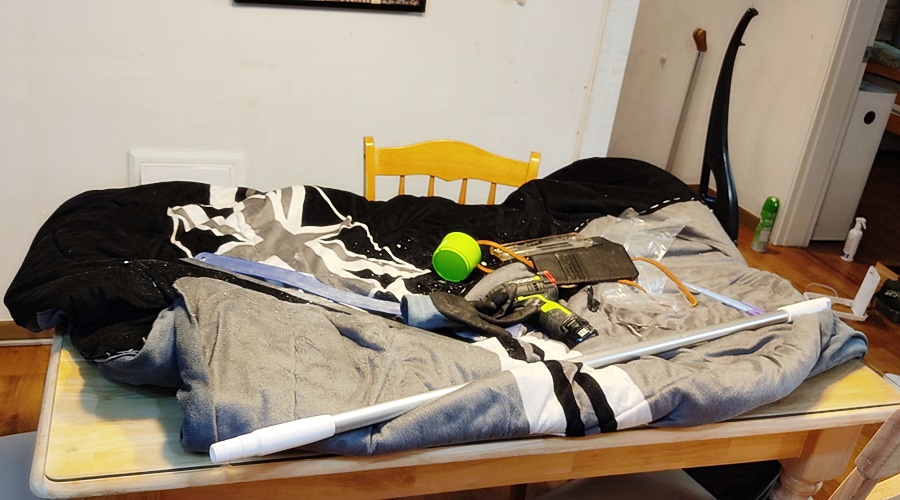 테이블위에 올려져 있는 유리를 보호하기위해 두꺼운 이불을 올려 작업 하는 모습