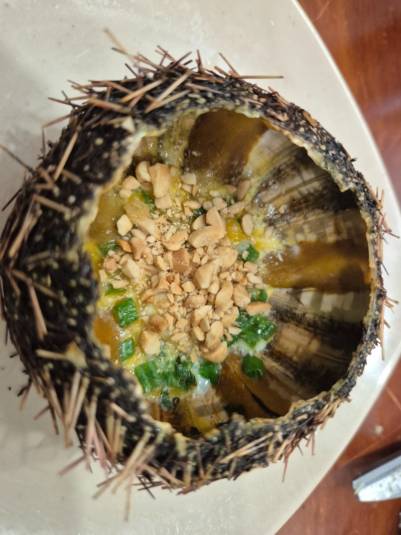 버터와 땅콩, 파가 올라간 나트랑 성게구이