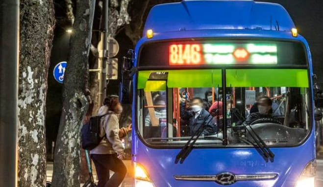 새벽 첫차로 출근하는 열혈 직장인들..."힘든 것 보다 보람 더 느껴" ㅣ 새벽 첫 버스 지하철은 몇시?