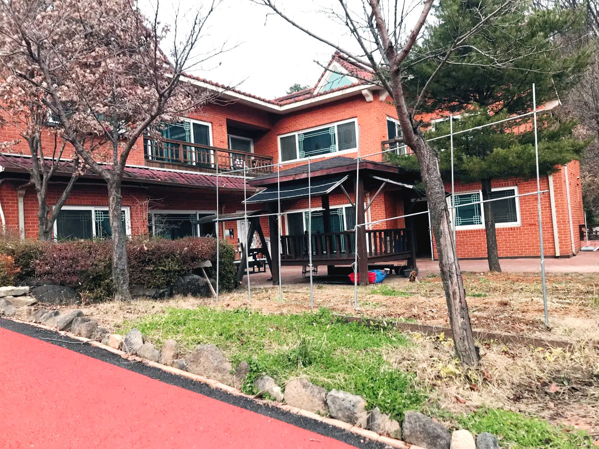 즈믄해에 있는 숙소-빨간 벽돌로 지은 숙소