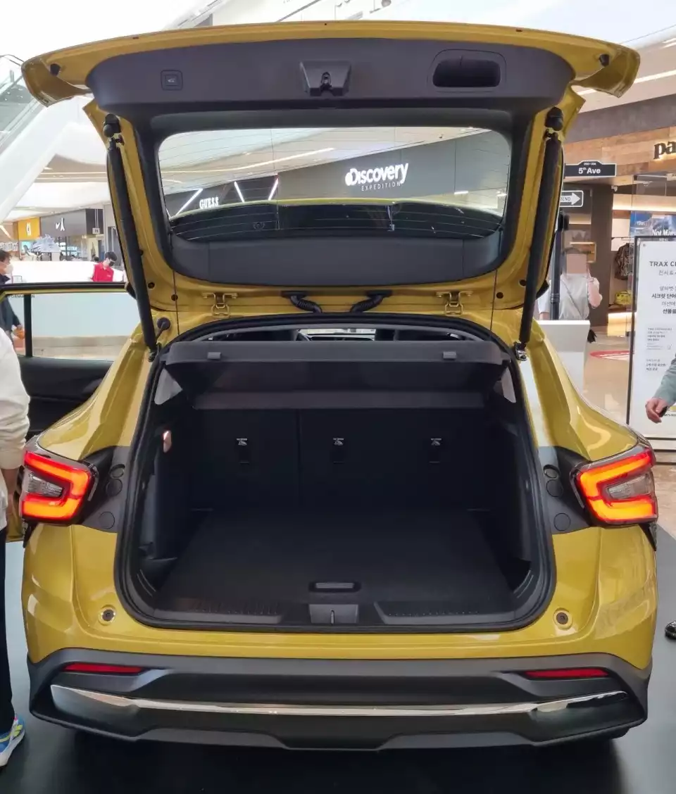 트랙스 크로스오버의 테일게이트를 연 모습입니다.