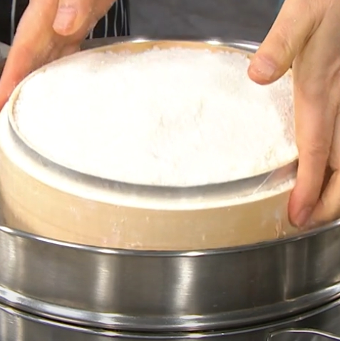 한국의 떡 종류 살구떡-찜기에 반죽을 넣는다.